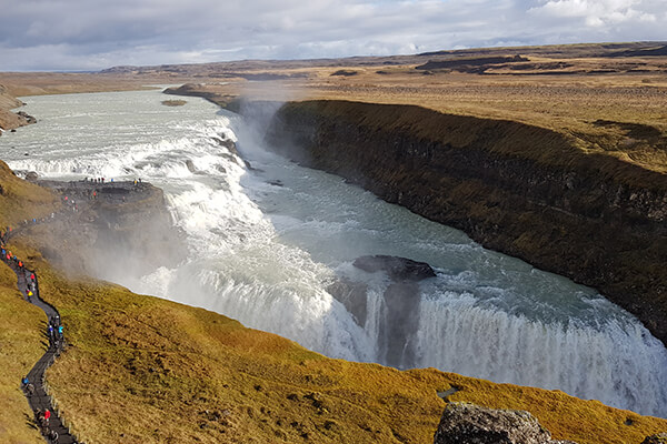 Blick auf den beeindruckenden Gullfoss Wasserfall