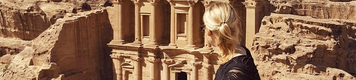 Blick auf das sogenannte "Kloster" in der Felsenstadt Petra in Jordanien