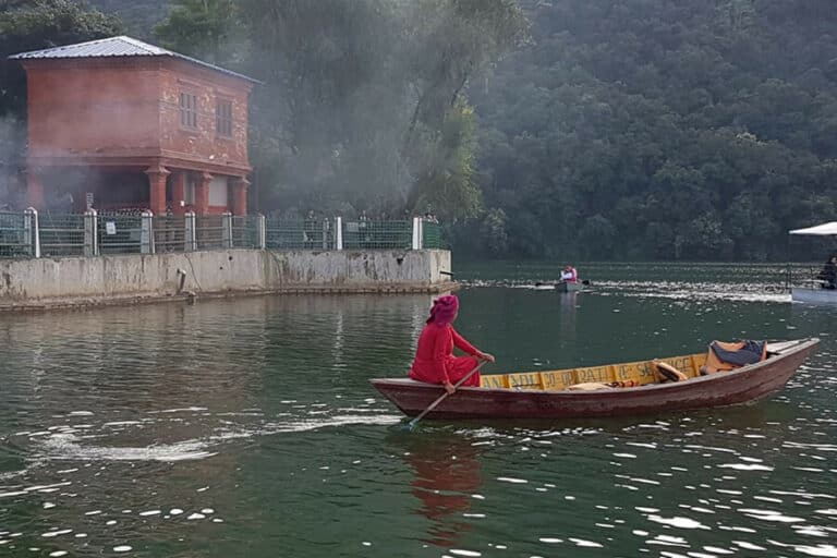 Frau in einem Boot auf dem Phewa See in Pokhara